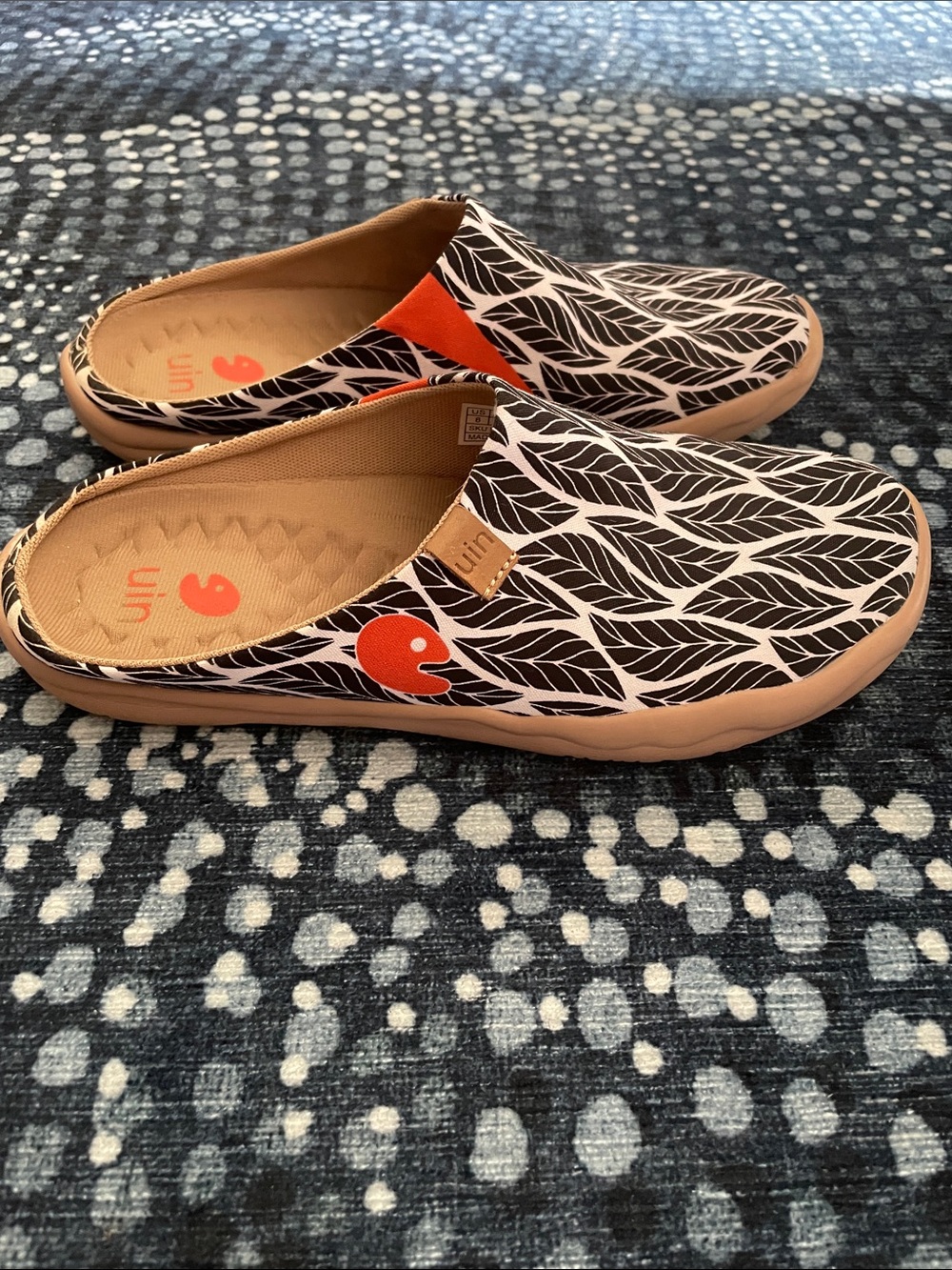 UIN mules black and white leaf pattern with orange accent - Picture 3 of 5